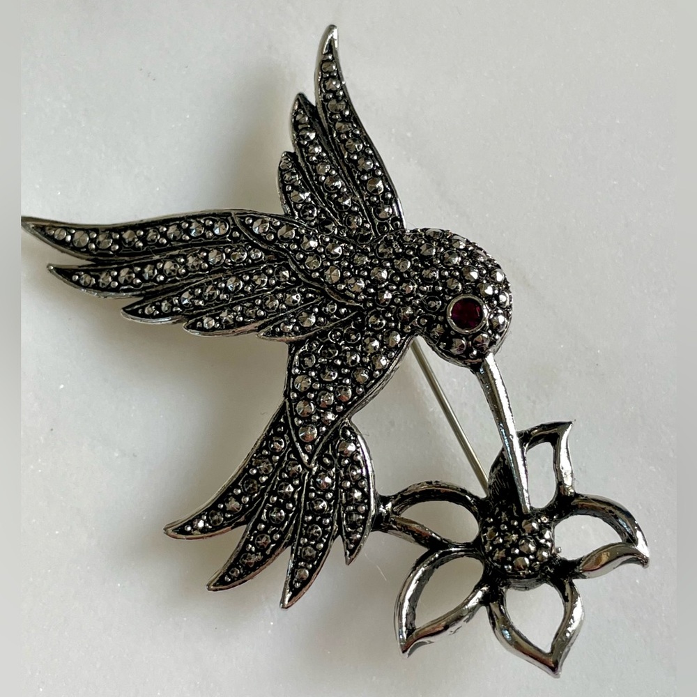 Avon Silver-Tone Hummingbird Brooch with magenta Eye